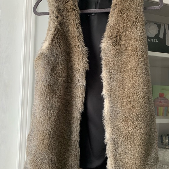 Talula Aritzia park slope faux fur vest - Picture 3 of 3